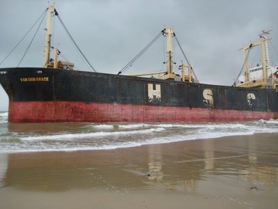 Thêm một con tàu nghìn tấn bị sóng đánh vào bờ - 1 Thêm một con tàu nghìn tấn bị sóng đánh vào bờ - 1