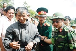 Thót tim giải cứu cụ già 69 tuổi mắc kẹt 3 đêm trên cây - 1 Thót tim giải cứu cụ già 69 tuổi mắc kẹt 3 đêm trên cây - 1