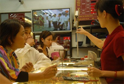 Giá vàng “vọt” lên trên 2,5 triệu đồng/chỉ - 1 Giá vàng “vọt” lên trên 2,5 triệu đồng/chỉ - 1