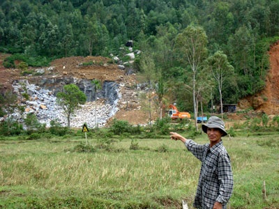 Mỏ khai thác “bắn” đá hộc vào nhà dân - 2 Mỏ khai thác “bắn” đá hộc vào nhà dân - 2