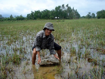 Mỏ khai thác “bắn” đá hộc vào nhà dân - 1 Mỏ khai thác “bắn” đá hộc vào nhà dân - 1