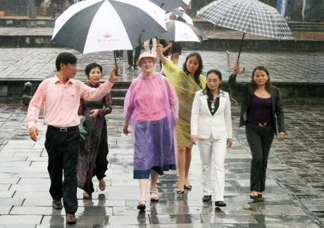 Nữ hoàng Đan Mạch tham quan Huế trong cơn mưa tầm tã - 2 Nữ hoàng Đan Mạch tham quan Huế trong cơn mưa tầm tã - 2