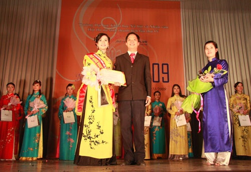 Trần Thị Gấm trở thành Nữ sinh thanh lịch trường Nhân Văn - 10