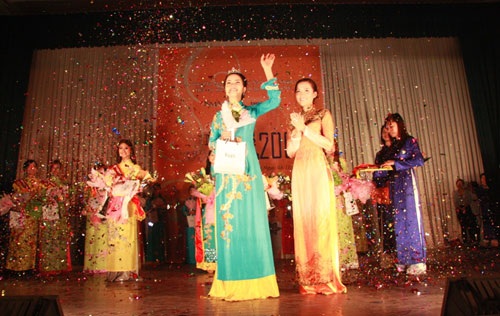 Trần Thị Gấm trở thành Nữ sinh thanh lịch trường Nhân Văn - 1