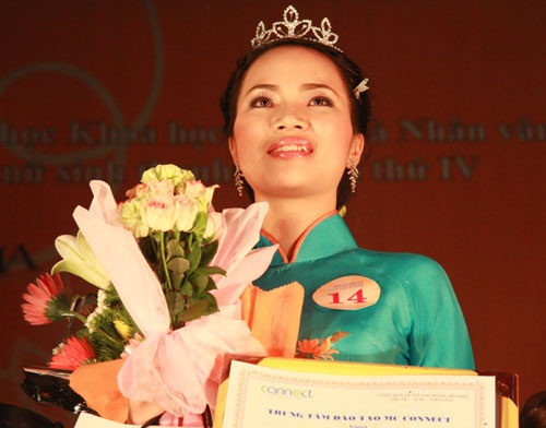 Trần Thị Gấm trở thành Nữ sinh thanh lịch trường Nhân Văn - 2