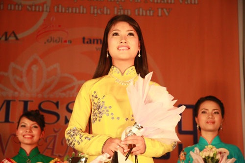 Trần Thị Gấm trở thành Nữ sinh thanh lịch trường Nhân Văn - 5