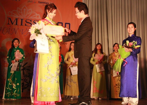 Trần Thị Gấm trở thành Nữ sinh thanh lịch trường Nhân Văn - 6