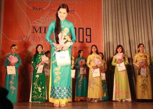 Trần Thị Gấm trở thành Nữ sinh thanh lịch trường Nhân Văn - 7