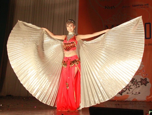 Trần Thị Gấm trở thành Nữ sinh thanh lịch trường Nhân Văn - 8