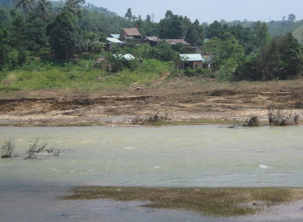 Ốc đảo nghèo trong mùa mưa lũ - 4 Ốc đảo nghèo trong mùa mưa lũ - 4