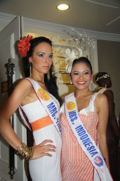 Quý bà Thế giới “khoe sắc” trong đêm khai mạc - 4 Quý bà Thế giới “khoe sắc” trong đêm khai mạc - 4