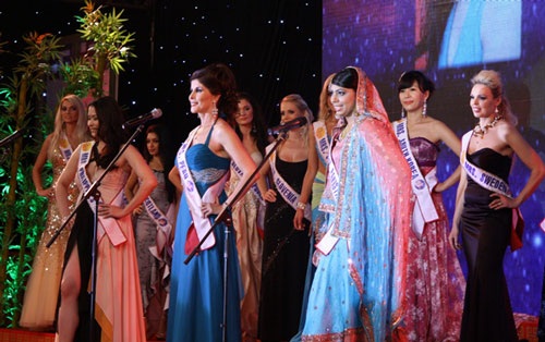 Quý bà Thế giới “khoe sắc” trong đêm khai mạc - 2 Quý bà Thế giới “khoe sắc” trong đêm khai mạc - 2