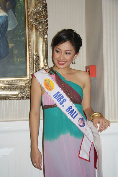 Quý bà Thế giới “khoe sắc” trong đêm khai mạc - 3 Quý bà Thế giới “khoe sắc” trong đêm khai mạc - 3