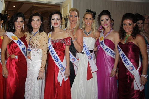 Quý bà Thế giới “khoe sắc” trong đêm khai mạc - 6 Quý bà Thế giới “khoe sắc” trong đêm khai mạc - 6