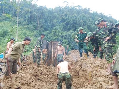 Tìm thấy xác 11 phu đào vàng trong vụ sạt lở núi - 1