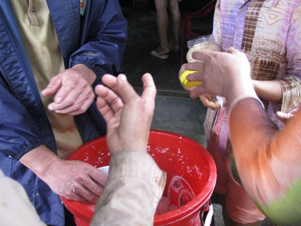 Lấp lánh tình người trong bão lũ - 1