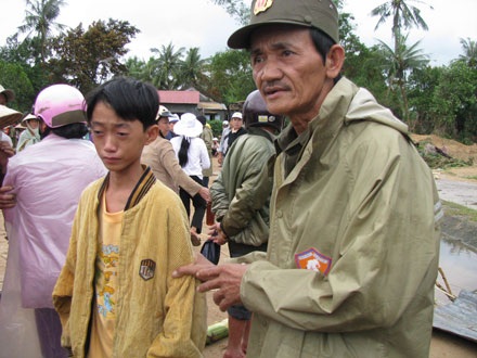 Lấp lánh tình người trong bão lũ - 2