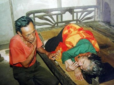 Người đàn ông suốt đêm cõng vợ dưới giếng lạnh - 1