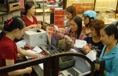 Vàng lên 2,67 triệu đồng/chỉ, dân tăng cường mua vào - 1 Vàng lên 2,67 triệu đồng/chỉ, dân tăng cường mua vào - 1