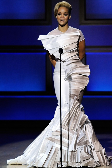 Rihanna rơi lệ khi nhận giải Người phụ nữ của năm - 5 Rihanna rơi lệ khi nhận giải Người phụ nữ của năm - 5