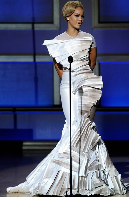 Rihanna rơi lệ khi nhận giải Người phụ nữ của năm - 7 Rihanna rơi lệ khi nhận giải Người phụ nữ của năm - 7