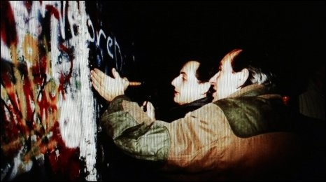 Tổng thống Sarkozy “khoe” ảnh đi phá Bức tường Berlin - 1 Tổng thống Sarkozy “khoe” ảnh đi phá Bức tường Berlin - 1