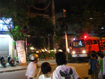 Quán cà phê Điểm Nóng… bốc hỏa - 1 Quán cà phê Điểm Nóng… bốc hỏa - 1
