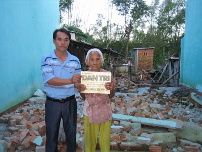 Trao quà cho 2 gia đình bị thiệt hại trong bão số 9 - 2 Trao quà cho 2 gia đình bị thiệt hại trong bão số 9 - 2