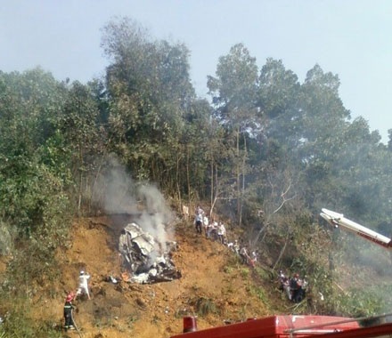 Chụp từ hiện trường vụ rơi máy bay quân sự - 1