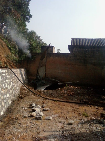 Chụp từ hiện trường vụ rơi máy bay quân sự - 2