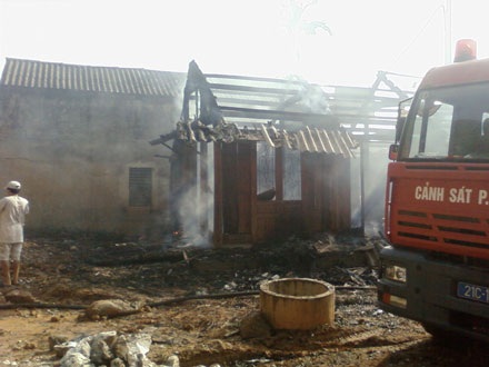 Chụp từ hiện trường vụ rơi máy bay quân sự - 4