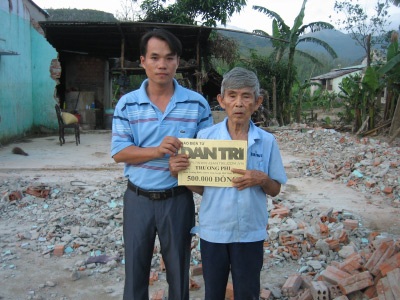 Trao quà cho 2 gia đình bị thiệt hại trong bão số 9 - 1 Trao quà cho 2 gia đình bị thiệt hại trong bão số 9 - 1