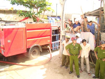 Cháy nổ kho phế liệu, mảnh sắt bay vèo vèo - 1 Cháy nổ kho phế liệu, mảnh sắt bay vèo vèo - 1