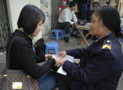 Viết tiếp chuyện “em bé đánh giày chờ chết trên hè phố” - 2 Viết tiếp chuyện “em bé đánh giày chờ chết trên hè phố” - 2