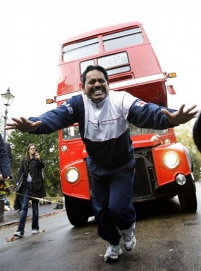 Kỷ lục kéo xe buýt 2 tầng, nặng 7 tấn bằng đuôi tóc - 2