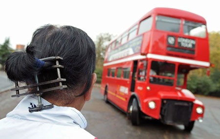 Kỷ lục kéo xe buýt 2 tầng, nặng 7 tấn bằng đuôi tóc - 4