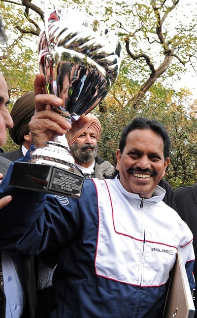 Kỷ lục kéo xe buýt 2 tầng, nặng 7 tấn bằng đuôi tóc - 5