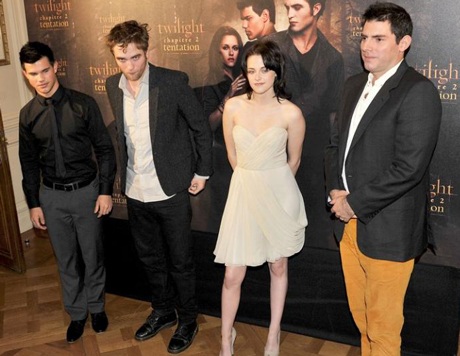 Dàn “sao” <i>Trăng non</i> bận rộn đi tuyên truyền phim - 3