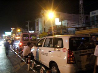 Hơn 10 tuyến đường kẹt cứng trong giờ cao điểm - 2 Hơn 10 tuyến đường kẹt cứng trong giờ cao điểm - 2