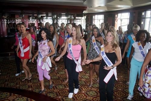 Các quý bà tập nhảy trong quán bar - 9