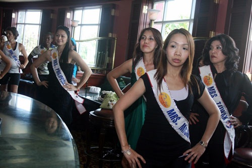 Các quý bà tập nhảy trong quán bar - 6