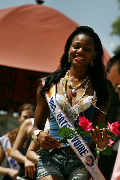 Các quý bà tập nhảy trong quán bar - 1