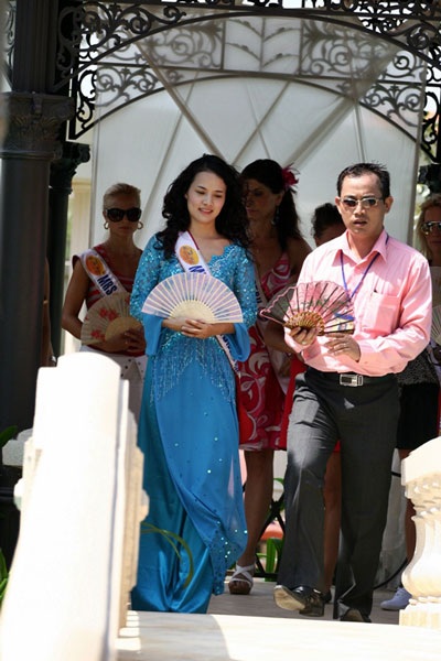 Các quý bà tập nhảy trong quán bar - 2