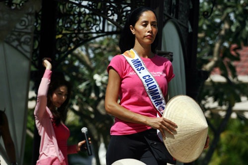 Các quý bà tập nhảy trong quán bar - 4