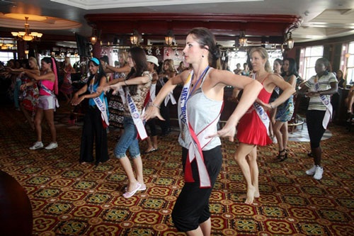 Các quý bà tập nhảy trong quán bar - 7