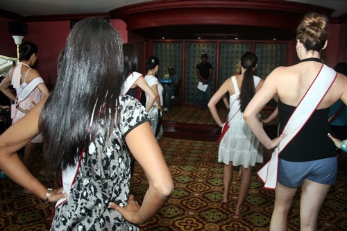 Các quý bà tập nhảy trong quán bar - 8