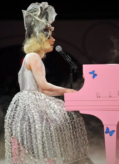 Lại sốc với hình ảnh mới của Lady Gaga - 7 Lại sốc với hình ảnh mới của Lady Gaga - 7