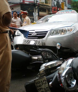 Say rượu, tài xế taxi gây tai nạn liên hoàn - 1 Say rượu, tài xế taxi gây tai nạn liên hoàn - 1
