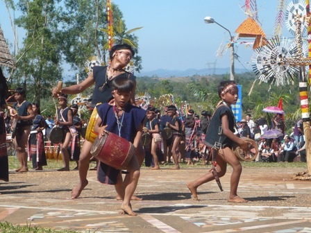 “Phát nóng” vì điệu nhảy của hai nghệ sĩ nhí Tây Nguyên  - 3