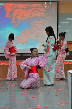 Nữ sinh “say” với điệu múa Geisha - 1 Nữ sinh “say” với điệu múa Geisha - 1